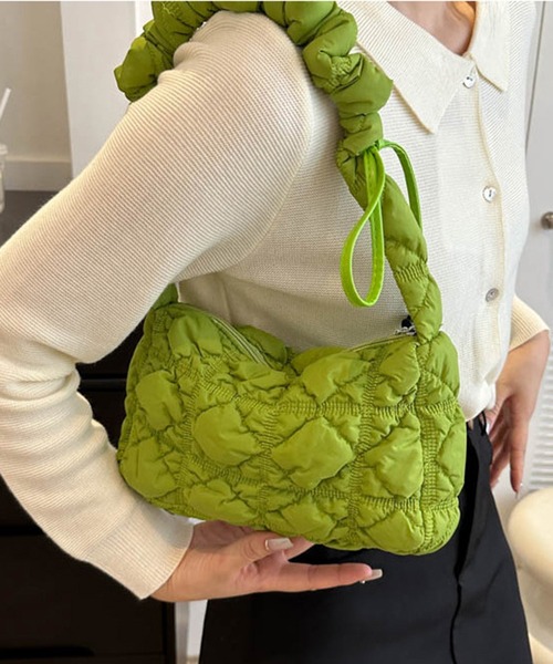 STYLEBLOCK(スタイルブロック)の「キルティングクシュクシュストラップショルダーバッグ(ショルダーバッグ・レディース・ブラック/カーキ/イエロー/ホワイト/グリーン・FREE)」の4枚目の写真