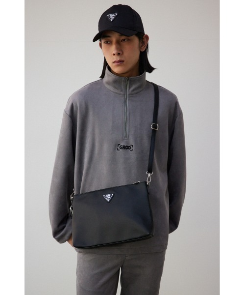 AZUL by moussy（アズールバイマウジー）の「ロゴプレートクラッチバッグ（クラッチバッグ・メンズ・ブラック・FREE）」の2枚目の写真