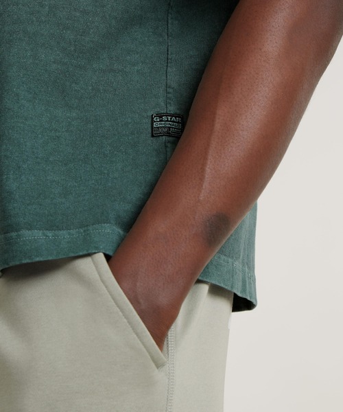 G-STAR（ジースター）の「OVERDYED CENTER CHEST BOXY T-SHIRT/オーバーダイオーバーサイズロゴT（Tシャツ/カットソー・メンズ・ブルー系その他/ダークオリーブ・MEDIUM/SMALL/LARGE/X-SMALL/X-LARGE）」の6枚目の写真