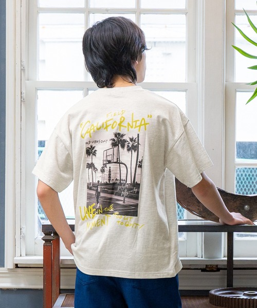 GLAZOS（グラソス）の「【大人向けサイズあり】【防汚加工】リゾートバックプリント半袖Tシャツ（Tシャツ/カットソー・キッズ・ネイビー/オートミール/オレンジ/ライトブルー・160cm/170cm/150cm/140cm）」の2枚目の写真