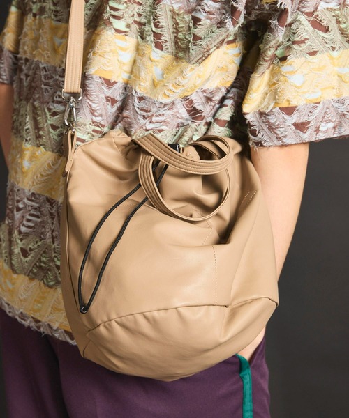 MAISON SPECIAL(メゾンスペシャル)の「《UNISEX》【EX】Vegan Leather Effect Shoulder Drawstring Bag/ヴィーガンレザーエフェクト巾着ショルダーバッグ【MAISON SPECIAL/メゾンスペシャル】(ショルダーバッグ・メンズ・ブラック/ベージュ/オフホワイト/シルバー/ブルー/ブラウン・FREE)」の4枚目の写真