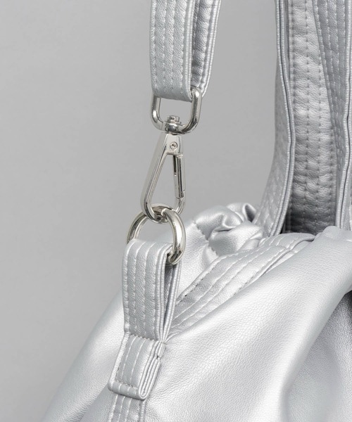 MAISON SPECIAL(メゾンスペシャル)の「《UNISEX》【EX】Vegan Leather Effect Shoulder Drawstring Bag/ヴィーガンレザーエフェクト巾着ショルダーバッグ【MAISON SPECIAL/メゾンスペシャル】(ショルダーバッグ・メンズ・ブラック/ベージュ/オフホワイト/シルバー/ブルー/ブラウン・FREE)」の9枚目の写真