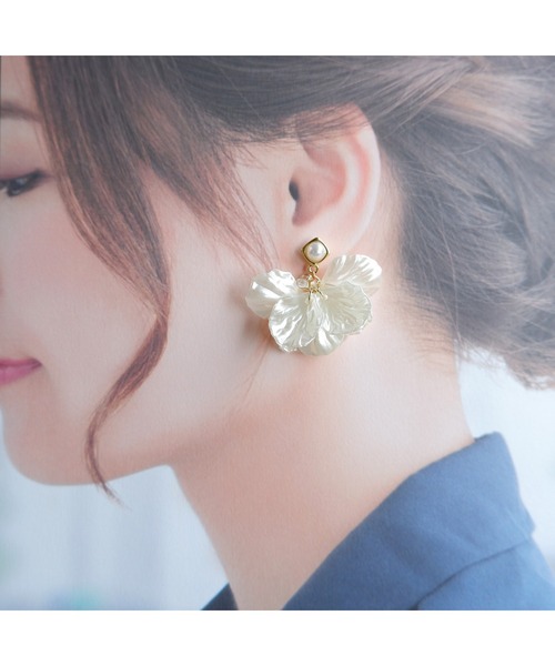 tone（トーン）の「【R】682　パールフラワーピアス(MA)（ピアス（両耳用）・レディース・ホワイト・FREE）」の4枚目の写真
