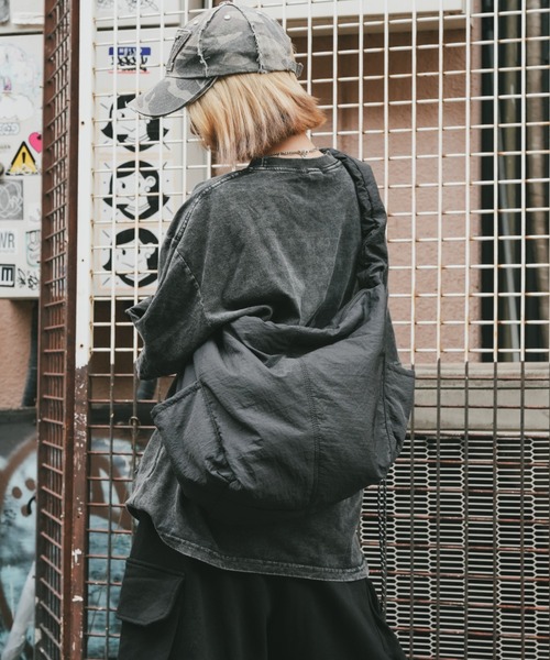 DEVICE+(デバイスプラス)の「DEVICE+ 超軽量 ギャザー ドローコード トート ショルダーバッグ(ショルダーバッグ・レディース・ブラック・FREE)」の2枚目の写真