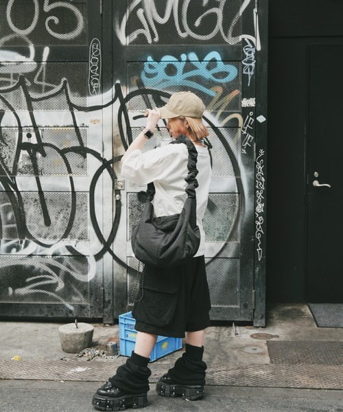 DEVICE+(デバイスプラス)の「DEVICE+ 超軽量 ギャザー ドローコード トート ショルダーバッグ(ショルダーバッグ・レディース・ブラック・FREE)」の9枚目の写真