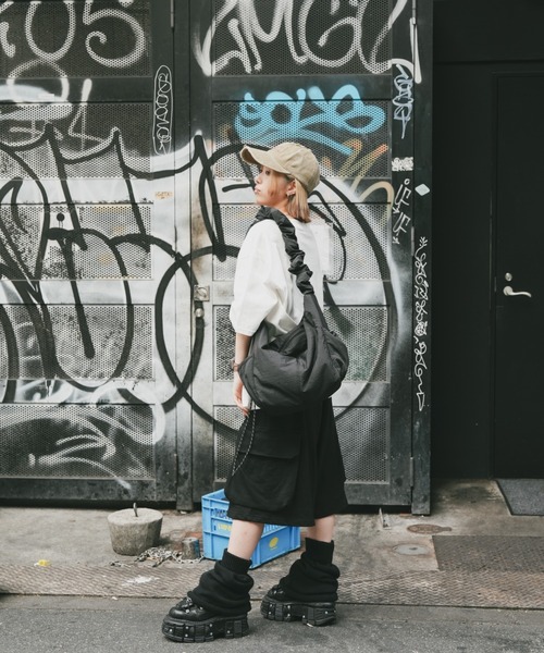 DEVICE+(デバイスプラス)の「DEVICE+ 超軽量 ギャザー ドローコード トート ショルダーバッグ(ショルダーバッグ・レディース・ブラック・FREE)」の8枚目の写真