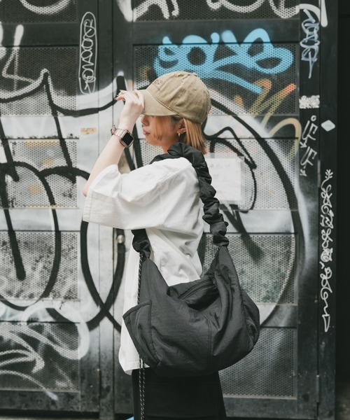 DEVICE+(デバイスプラス)の「DEVICE+ 超軽量 ギャザー ドローコード トート ショルダーバッグ(ショルダーバッグ・レディース・ブラック・FREE)」の7枚目の写真