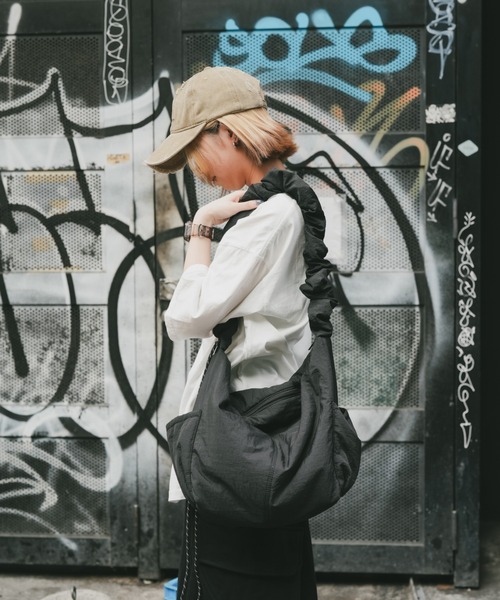 DEVICE+(デバイスプラス)の「DEVICE+ 超軽量 ギャザー ドローコード トート ショルダーバッグ(ショルダーバッグ・レディース・ブラック・FREE)」の6枚目の写真