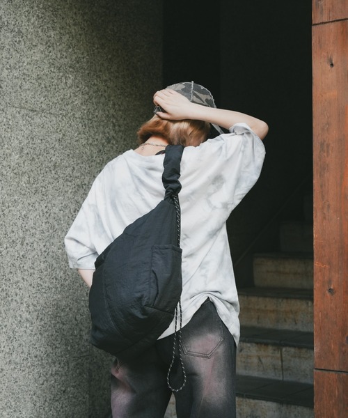 DEVICE+(デバイスプラス)の「DEVICE+ 超軽量 ギャザー ドローコード トート ショルダーバッグ(ショルダーバッグ・レディース・ブラック・FREE)」の11枚目の写真