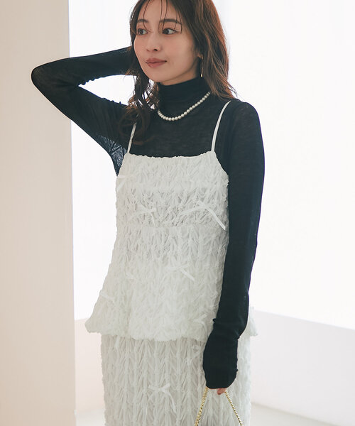 La boutique BonBon(ラブティックボンボン)の「【5thLOVE・セットアップ可】メニーリボンフラワースモッキングキャミ(キャミソール・レディース・ホワイト/ブラック/サックスブルー・FREE)」の4枚目の写真