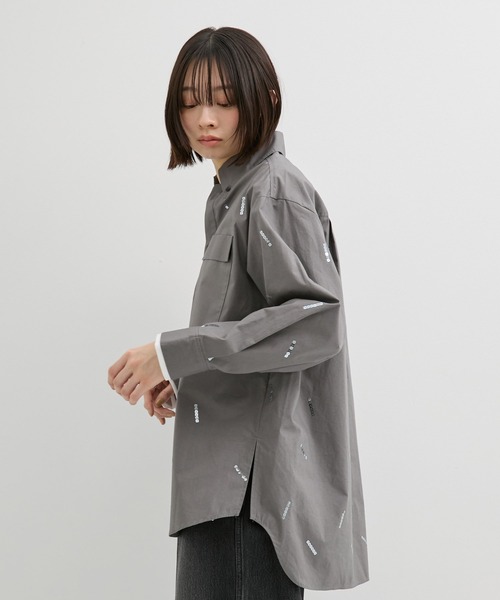 UNITED TOKYO(ユナイテッドトウキョウ)の「【残りわずか!】レイヤーカフススパンコールオーバーシャツ|春服(シャツ/ブラウス・レディース・グレー・FREE)」の4枚目の写真