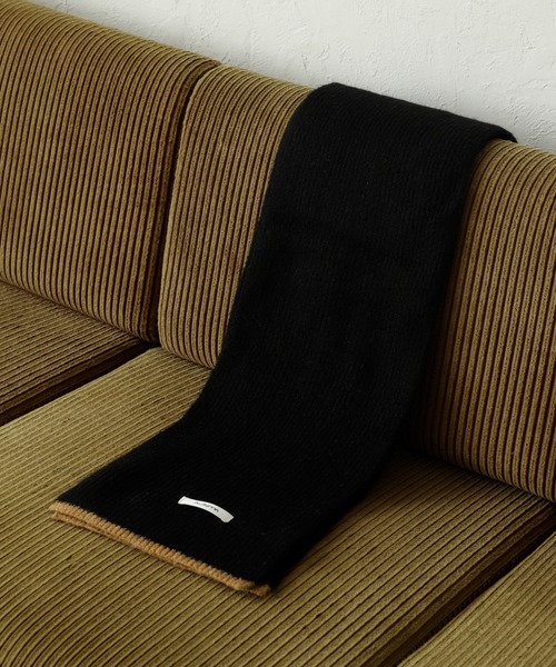 VitaFelice（ヴィータフェリーチェ）の「切り替えデザインシンプルバイカラーリブマフラー（マフラー・レディース・ブラック/ダークブラウン/グレー/レッド/イエロー/グリーン/オートミール・FREE）」の2枚目の写真