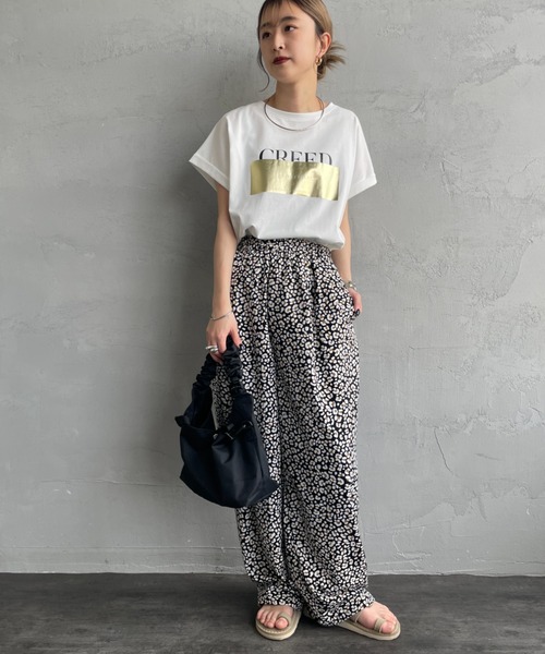 MAISON DE L'ALLURE（メゾンドゥラリュール）の「[MAISON DE L'ALLURE/メゾンドゥラリュール] 箔ラバーロゴプリントＴシャツ（Tシャツ/カットソー・レディース・ブラック/ホワイト/グレー/オフホワイト・F）」の5枚目の写真