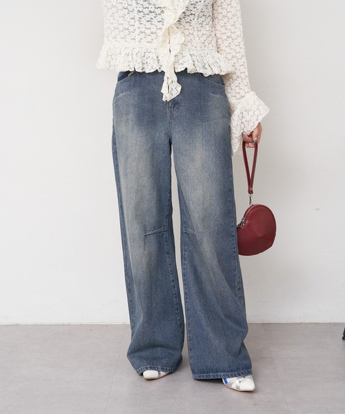 RAY CASSIN（レイカズン）の「【美脚見え/サイズ展開あり】バックポケット刺繍ルーズデニムパンツ（デニムパンツ・レディース・ブルー/グレー・S/M）」の3枚目の写真