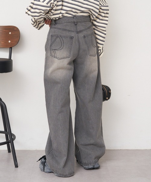 RAY CASSIN（レイカズン）の「【美脚見え/サイズ展開あり】バックポケット刺繍ルーズデニムパンツ（デニムパンツ・レディース・ブルー/グレー・S/M）」の14枚目の写真