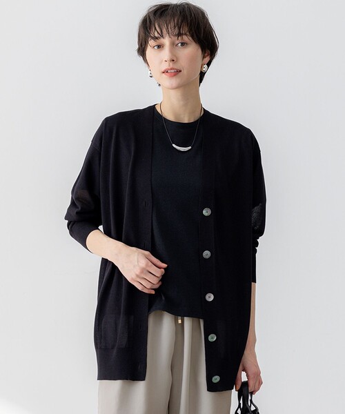 23区 S（ニジュウサンクチイサイサイズ）の「【CanCam10月号掲載/CLASSY.10月号掲載】シャイニーシアー カーディガン（カーディガン/ボレロ・レディース・ブラック系/ライトグレー系/ベージュ系/ダークブラウン系/ピンク系・32）」の2枚目の写真