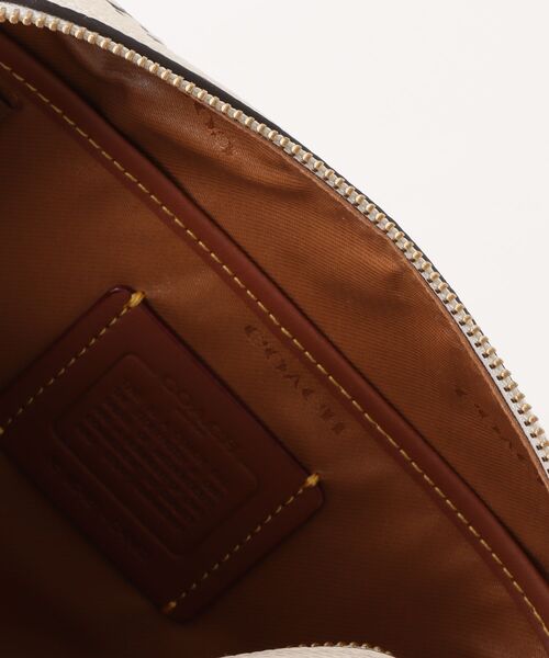 COACH（コーチ）の「エッセンシャル コスメティック ポーチ・スケッチ プリント（ポーチ・レディース・ホワイト系その他・ONE）」の4枚目の写真