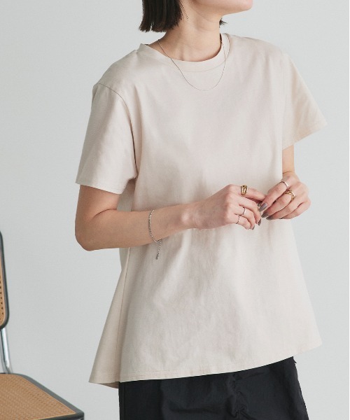ad thie（アドティエ）の「ペプラムフリル デザインTシャツ（Tシャツ/カットソー・レディース・チャコール/ネイビー/オフホワイト/ナチュラル/ブラック・FREE）」の5枚目の写真