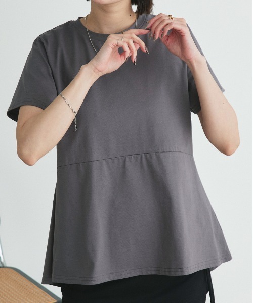 ad thie（アドティエ）の「ペプラムフリル デザインTシャツ（Tシャツ/カットソー・レディース・チャコール/ネイビー/オフホワイト/ナチュラル/ブラック・FREE）」の4枚目の写真