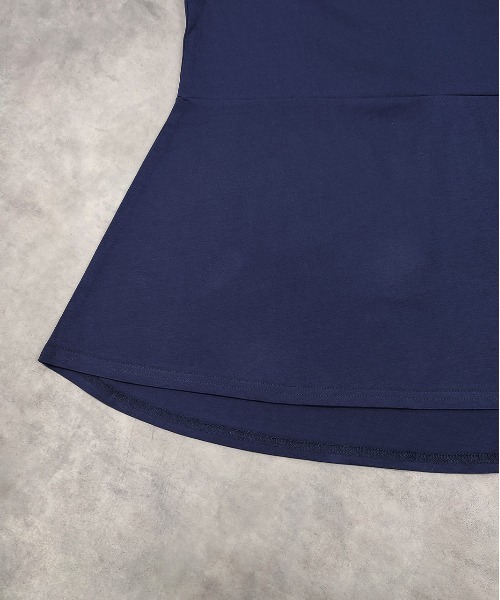 ad thie（アドティエ）の「ペプラムフリル デザインTシャツ（Tシャツ/カットソー・レディース・チャコール/ネイビー/オフホワイト/ナチュラル/ブラック・FREE）」の6枚目の写真