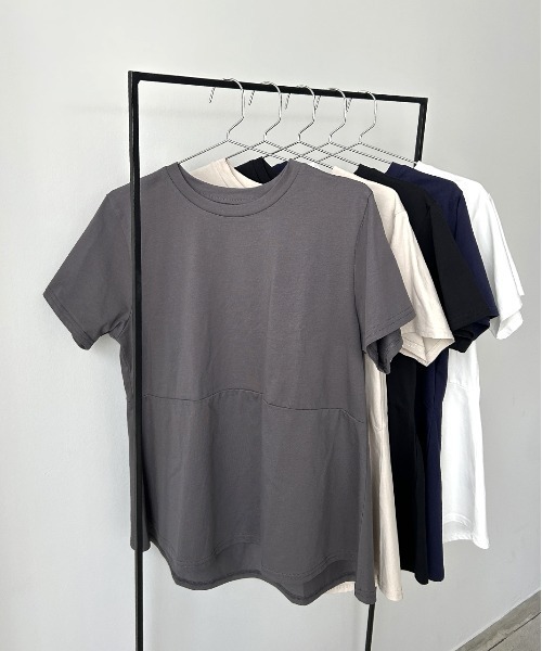 ad thie（アドティエ）の「ペプラムフリル デザインTシャツ（Tシャツ/カットソー・レディース・チャコール/ネイビー/オフホワイト/ナチュラル/ブラック・FREE）」の10枚目の写真