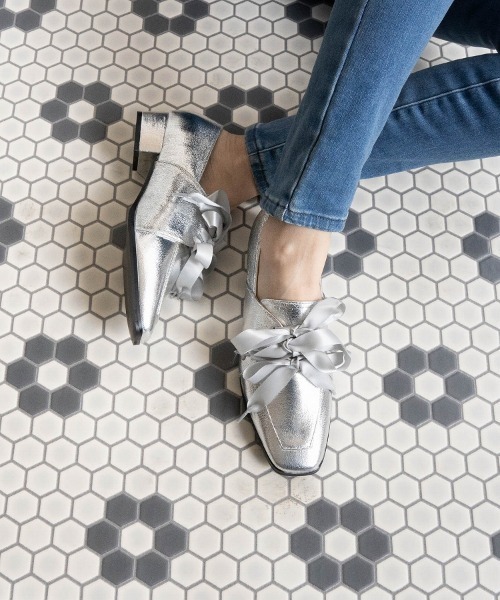 Fabby fabby（ファビィーファビィー）の「スクエアサテンリボンシューズ（ローファー・レディース・ブラック/シルバー/ブラウン系その他/ブラック系その他・SMALL/MEDIUM/LARGE）」の10枚目の写真