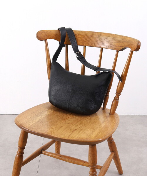 COOCO(クーコ)の「【牛革】シュリンクレザーハーフムーンショルダーバッグ(ショルダーバッグ・レディース・オフホワイト/グレー系/シルバー/ブラック・FREE)」の2枚目の写真