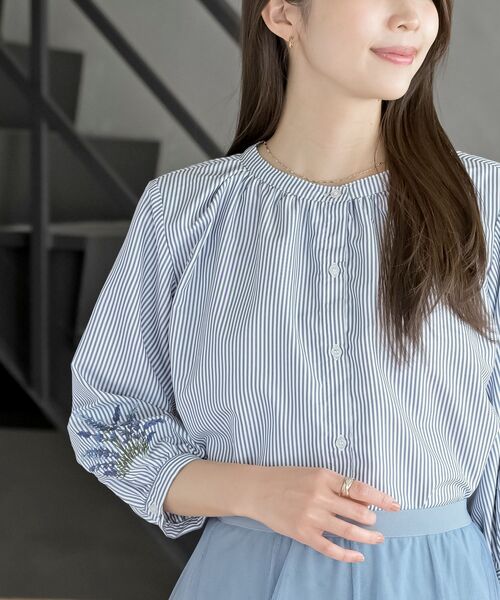 rps(アールピーエス)の「刺繍スリーブバンドカラー7分袖ブラウス(シャツ/ブラウス・レディース・ブルー/オフホワイト/サックスブルー・フリー)」の22枚目の写真