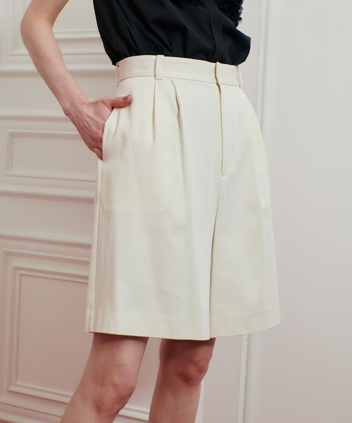 LOULOU WILLOUGHBY（ルルウィルビー）の「【LOULOU WILLOUGHBY】シックチノハーフパンツ（その他パンツ・レディース・ブラック/アイボリー・1/2）」の2枚目の写真