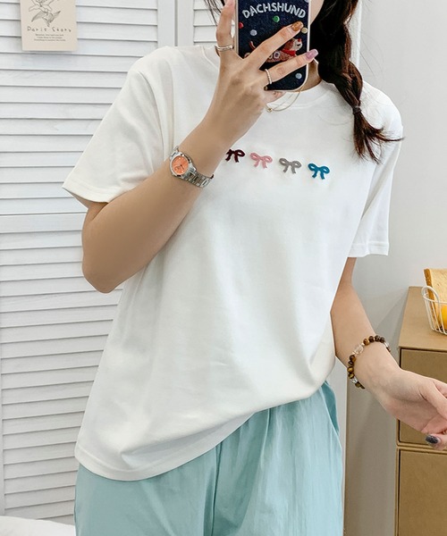 aimoha(アイモハ)の「マルチカラーリボン刺繍Tシャツ (SS)(Tシャツ/カットソー・レディース・ブルー/ピンク/ホワイト/ライトグレー/イエロー・FREE)」の2枚目の写真
