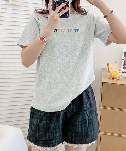 aimoha(アイモハ)の「マルチカラーリボン刺繍Tシャツ (SS)(Tシャツ/カットソー・レディース・ブルー/ピンク/ホワイト/ライトグレー/イエロー・FREE)」の3枚目の写真