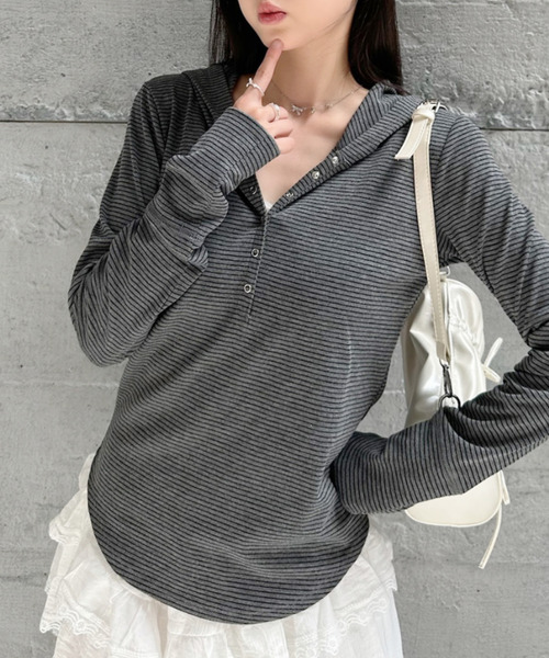 Ada.(エイダ)の「スナップボタン フード付き ロンT(Tシャツ/カットソー・レディース・アイボリー/ブラック/グレー/ブラック系その他/チャコールグレー・FREE)」の4枚目の写真