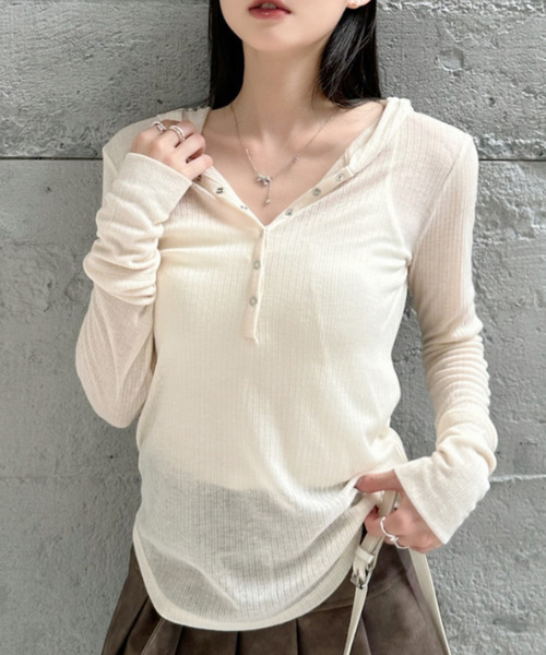 Ada.(エイダ)の「スナップボタン フード付き ロンT(Tシャツ/カットソー・レディース・アイボリー/ブラック/グレー/ブラック系その他/チャコールグレー・FREE)」の2枚目の写真