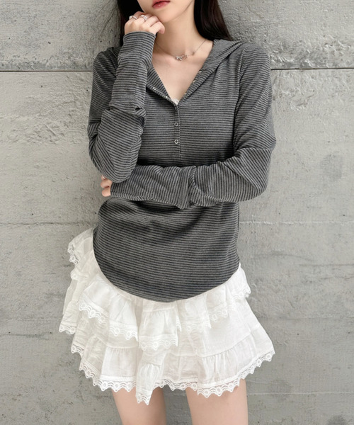 Ada.(エイダ)の「スナップボタン フード付き ロンT(Tシャツ/カットソー・レディース・アイボリー/ブラック/グレー/ブラック系その他/チャコールグレー・FREE)」の6枚目の写真