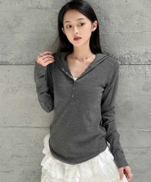 Ada.(エイダ)の「スナップボタン フード付き ロンT(Tシャツ/カットソー・レディース・アイボリー/ブラック/グレー/ブラック系その他/チャコールグレー・FREE)」の8枚目の写真