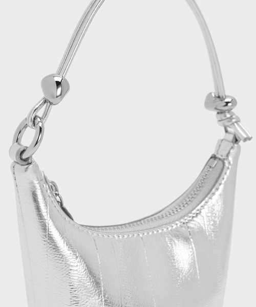 CHARLES & KEITH(チャールズ & キース)の「Augustine オーガスティン マイクロバッグ(ハンドバッグ・レディース・ブラック/クリーム/シルバー・XXS)」の13枚目の写真
