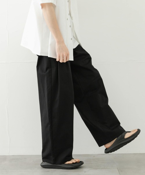 SENSE OF PLACE by URBAN RESEARCH（センスオブプレイスバイアーバンリサーチ）の「2タックワイドチノパンツ（その他パンツ・メンズ・ライトブラウン/ブラック/ライトベージュ・MEDIUM/LARGE）」の2枚目の写真