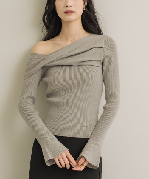 NEUNA（ヌナ）の「ツイストワンショルトップス（ニット/セーター・レディース・アイボリー/ブラック/チャコールグレー/グレー・FREE）」の4枚目の写真