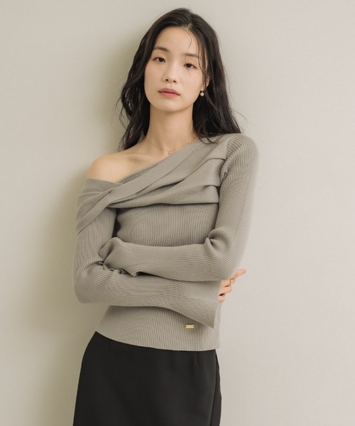 NEUNA（ヌナ）の「ツイストワンショルトップス（ニット/セーター・レディース・アイボリー/ブラック/チャコールグレー/グレー・FREE）」の22枚目の写真