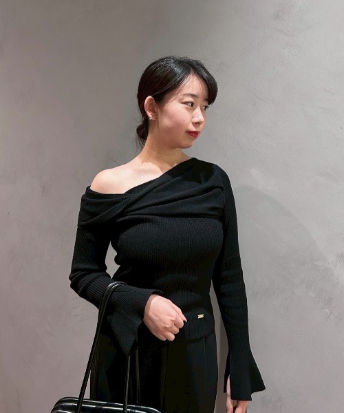 NEUNA（ヌナ）の「ツイストワンショルトップス（ニット/セーター・レディース・アイボリー/ブラック/チャコールグレー/グレー・FREE）」の5枚目の写真