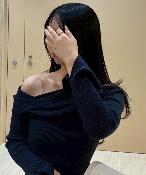 NEUNA（ヌナ）の「ツイストワンショルトップス（ニット/セーター・レディース・アイボリー/ブラック/チャコールグレー/グレー・FREE）」の7枚目の写真