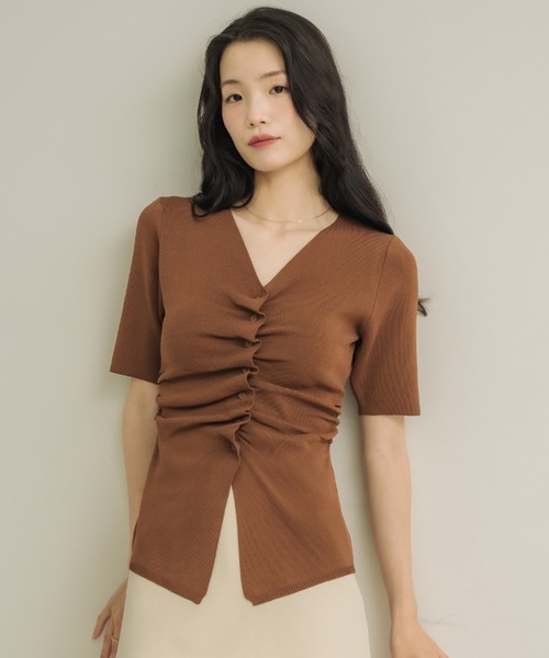 NEUNA(ヌナ)の「【5分袖で二の腕スッキリ◎】フロントギャザーハーフスリーヴトップス(Tシャツ/カットソー・レディース・ブラウン/ブラック/アイボリー・FREE)」の1枚目の写真