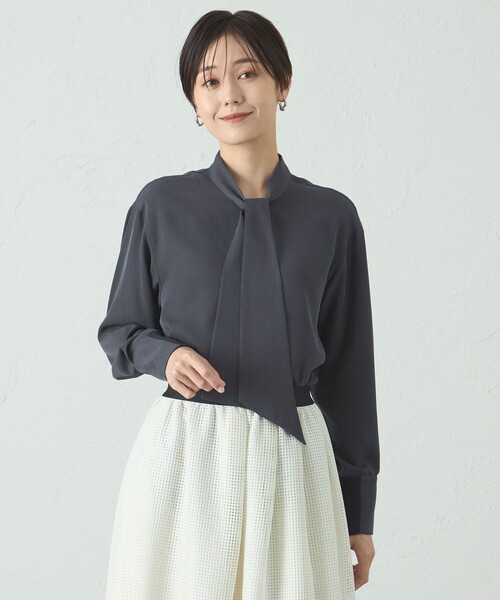 CAST:（キャストコロン）の「【着回し抜群】アシンメトリーボウタイブラウス（シャツ/ブラウス・レディース・ネイビー/グリーン/オフホワイト・S/M）」の3枚目の写真