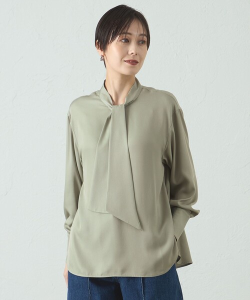 CAST:（キャストコロン）の「【着回し抜群】アシンメトリーボウタイブラウス（シャツ/ブラウス・レディース・ネイビー/グリーン/オフホワイト・S/M）」の2枚目の写真