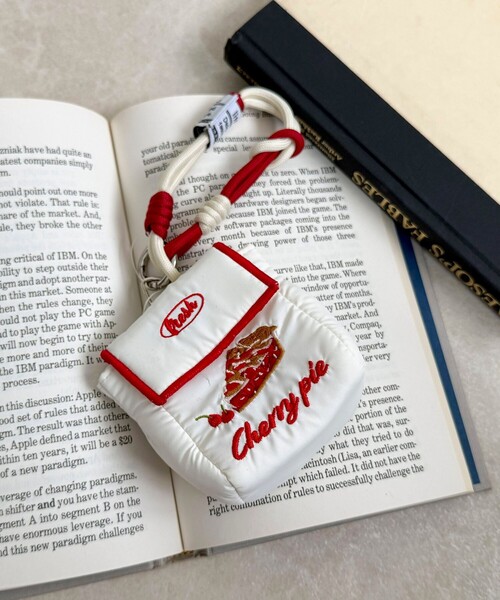 fredy emue（フレディエミュ）の「刺しゅうストラップミニポーチ（ポーチ・レディース・レッド系その他/サックスブルー/グリーン系その他4・FREE）」の3枚目の写真