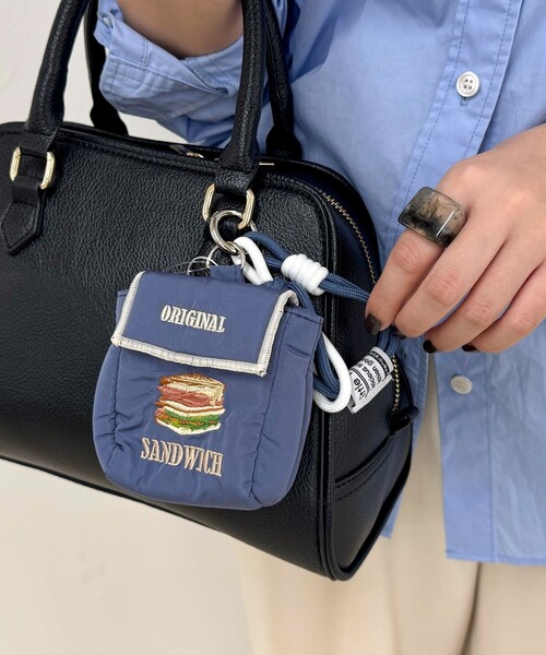 fredy emue（フレディエミュ）の「刺しゅうストラップミニポーチ（ポーチ・レディース・レッド系その他/サックスブルー/グリーン系その他4・FREE）」の4枚目の写真