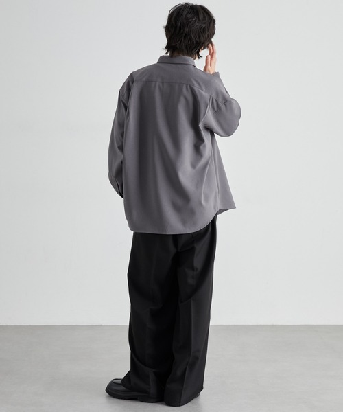 MONO-MART（モノマート）の「ハイコンフォート フレンチフロント レギュラーカラーシャツ〈UVカット・速乾・イージーケア〉（シャツ/ブラウス・メンズ・オフホワイト/ブルー/スミクロ/モカ/グレー系/ブルー系/ブラウン/チャコール・S/M/L）」の19枚目の写真