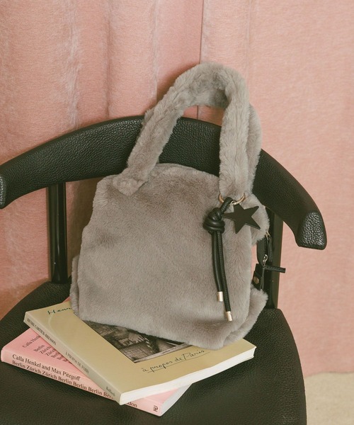 BAYFLOW(ベイフロー)の「【A4サイズ収納可能】チャーム付き3WAYファートート(トートバッグ・レディース・グレー/オフホワイト/ブラウン・FREE)」の2枚目の写真