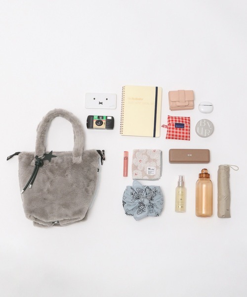 BAYFLOW(ベイフロー)の「【A4サイズ収納可能】チャーム付き3WAYファートート(トートバッグ・レディース・グレー/オフホワイト/ブラウン・FREE)」の7枚目の写真