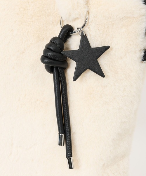 BAYFLOW(ベイフロー)の「【A4サイズ収納可能】チャーム付き3WAYファートート(トートバッグ・レディース・グレー/オフホワイト/ブラウン・FREE)」の4枚目の写真